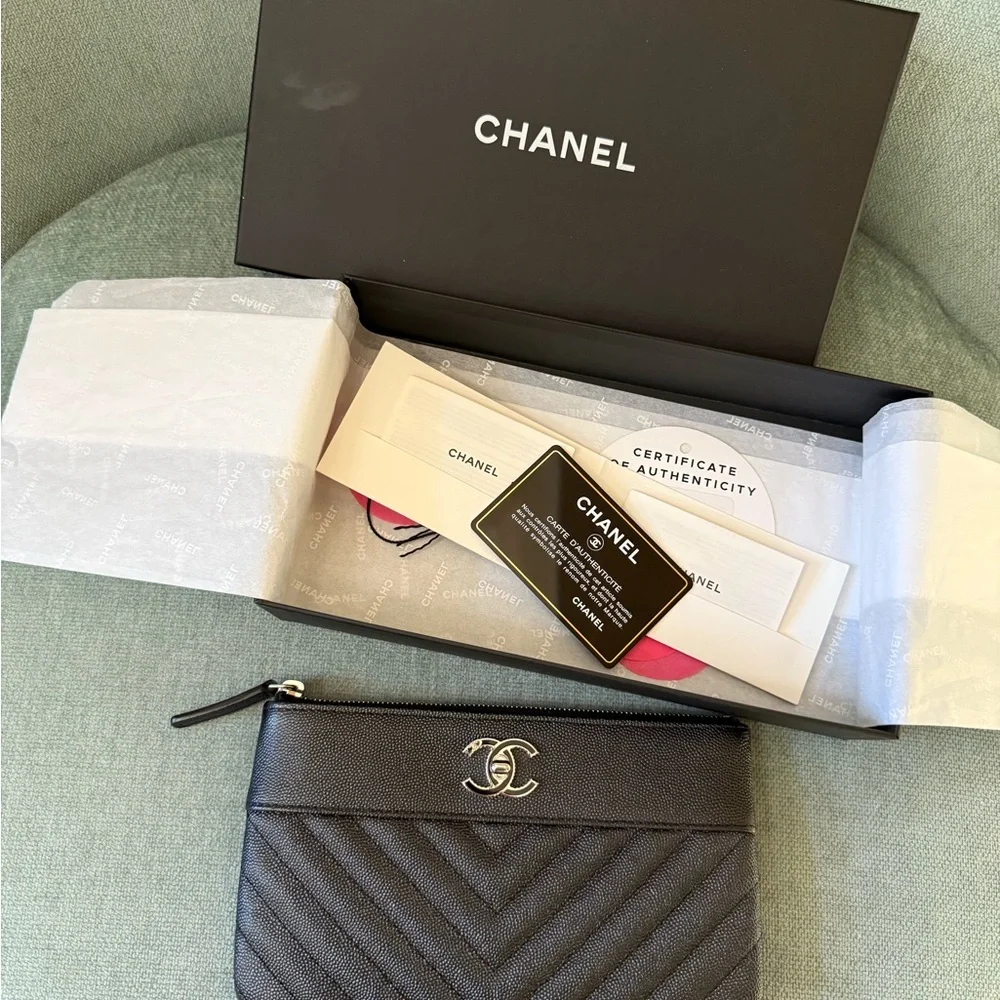 Chanel
Mademoiselle Vintage O Case Pouch Chevron Metallic Caviar - Picture 14 of 14